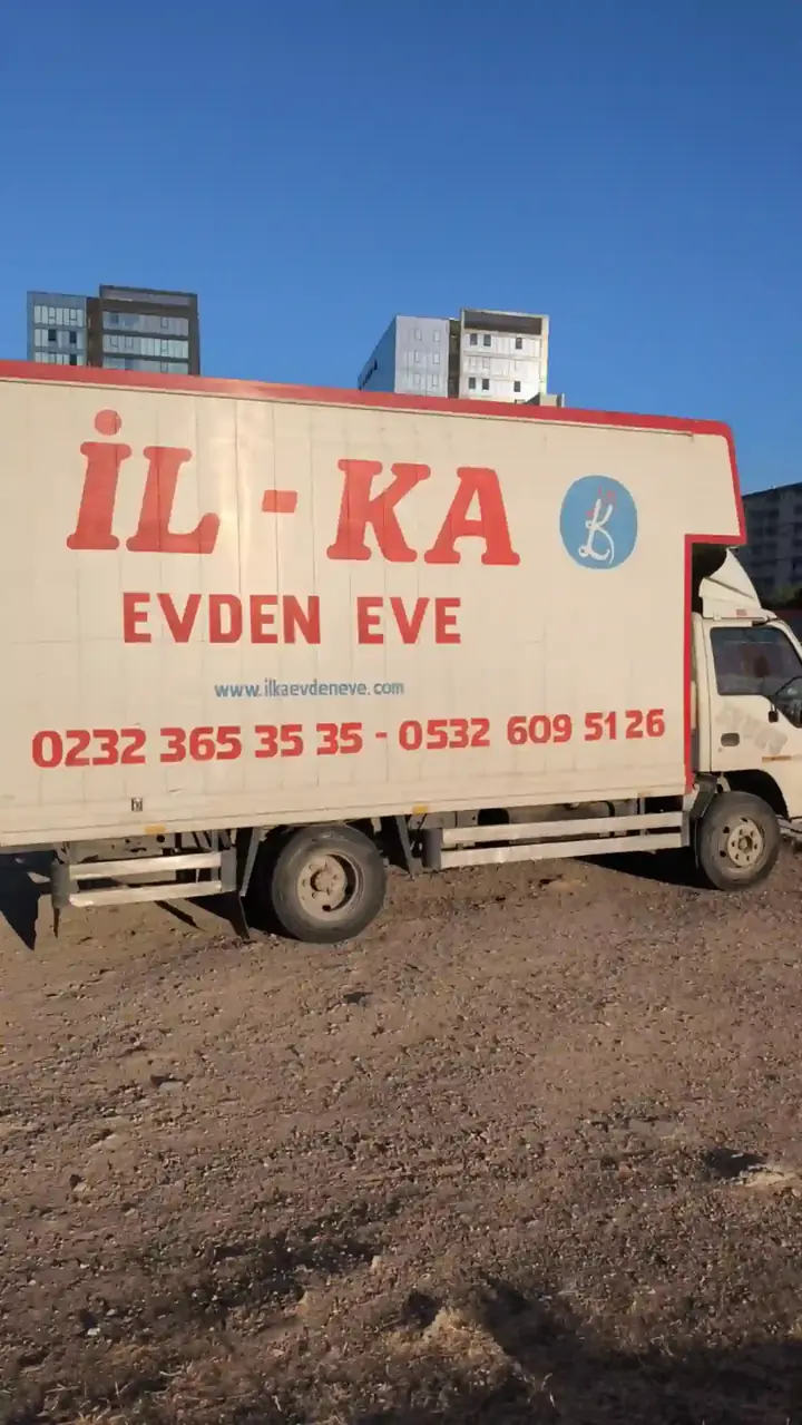 İlka Nakliyat aracı ve iletişim tabelası