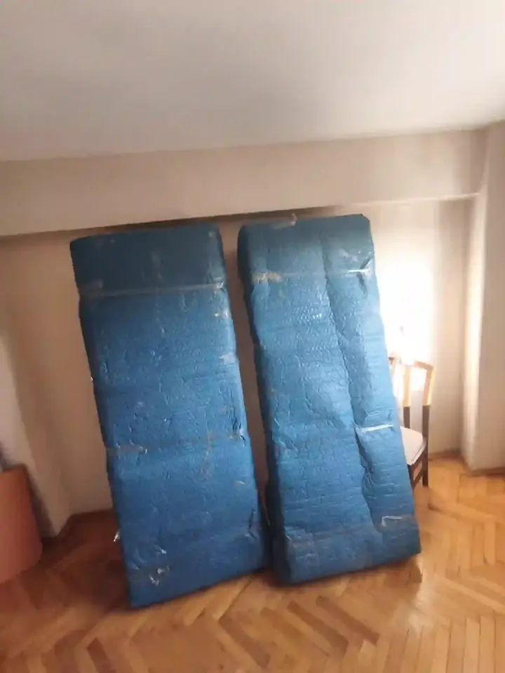 Koruma kılıfına alınmış yatak ve baza