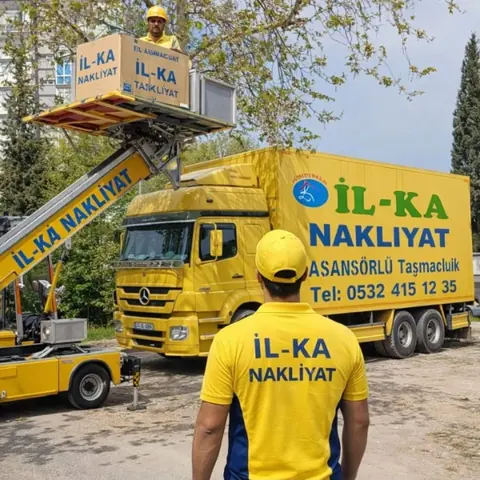 İlka Nakliyat ekibi ve asansörlü kamyon
