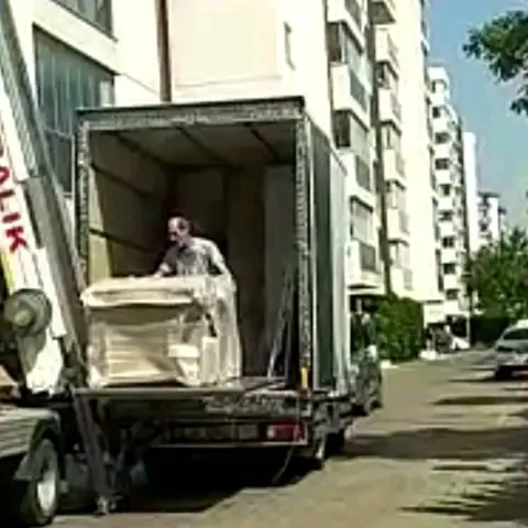 Kamyona eşya yükleme videosu