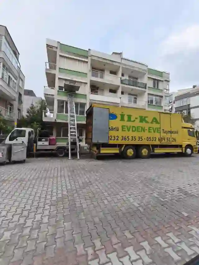 İlka Nakliyat cephe asansörlü kamyon ile üst kat eşya taşıma