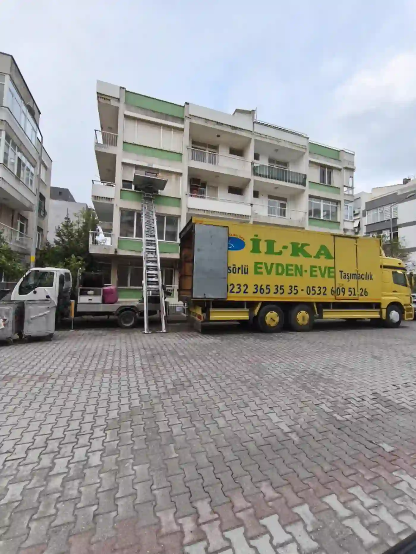 İlka Nakliyat cephe asansörlü kamyon ile üst kat eşya taşıma