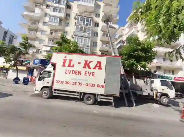 İlka Nakliyat İzmir sokaklarında hizmet anı, kamyon ve cephe asansörü