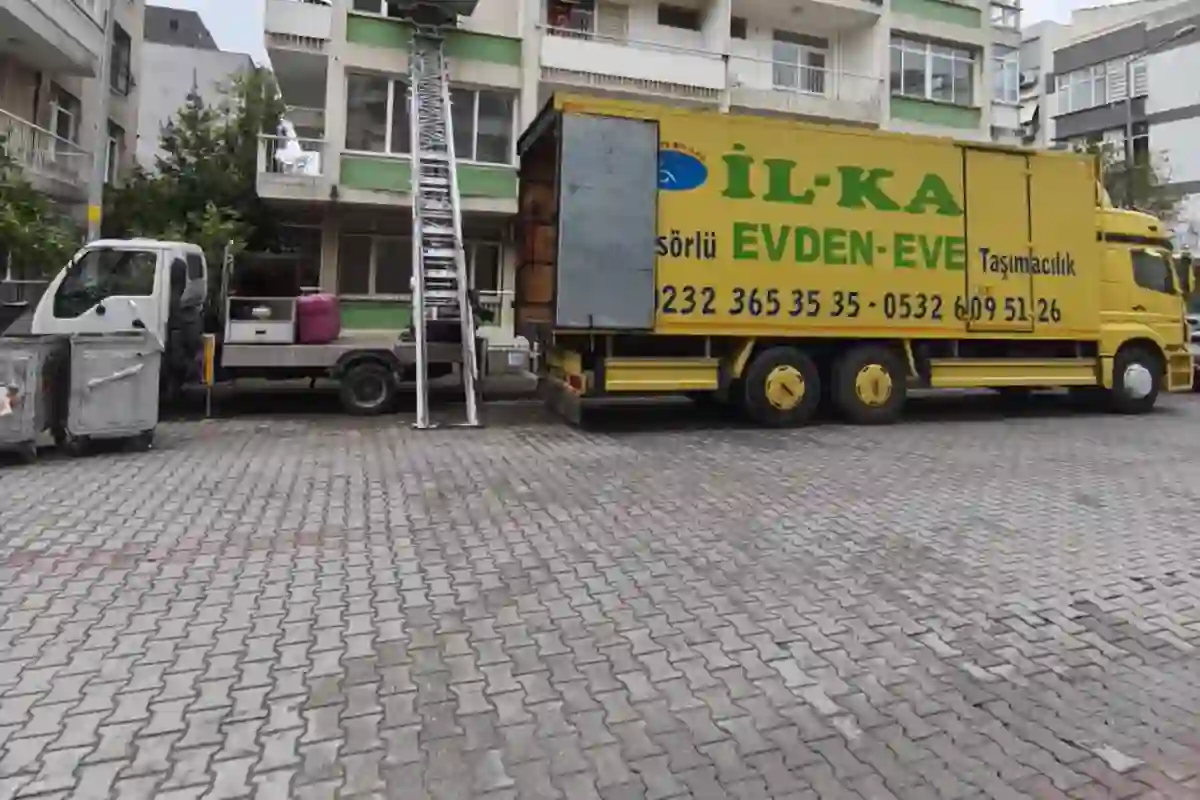 İlka Nakliyat cephe asansörlü kamyonu ve ekibi - gerçek iş fotoğrafı, İzmir
